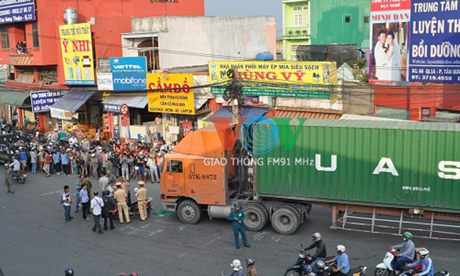 Một phụ nữ chết thảm dưới bánh xe container Hiện trường vụ tai nạn.