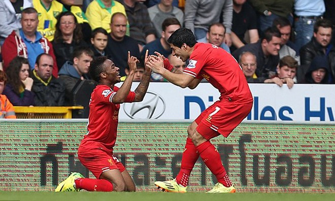 Sterling rực sáng, Liverpool chạm tay vào 'ngai vàng' Sterling (trái) đã chơi một trận đấu chói sáng.