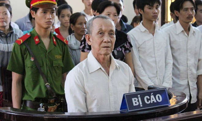 Hạ sát hai thanh niên, ông lão lãnh án chung thân Bị cáo Cao Văn Năm tại phiên tòa.