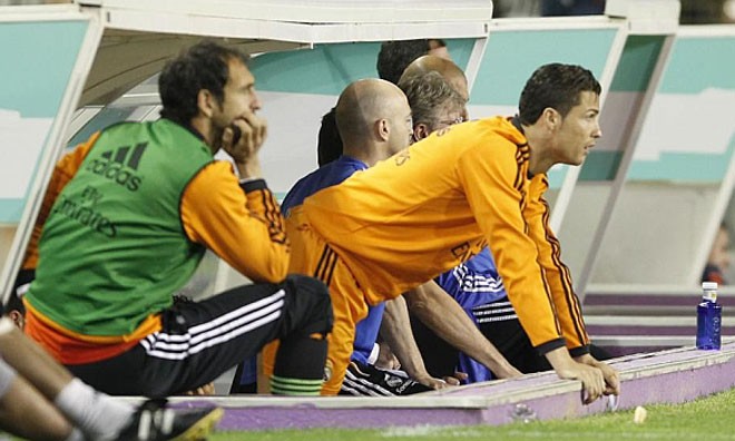 Biểu hiện tiếm quyền, Ronaldo khiến nội bộ Real nổi sóng Ronaldo có biểu hiện tiếm quyền của Ancelotti.