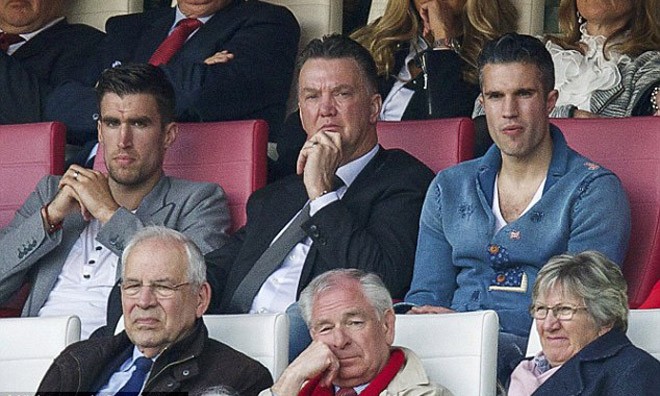 Bản tin Thể thao 7H: Van Persie 'cướp' băng thủ quân của Rooney Khi nhà cầm quân người Hà Lan nắm quyền tại “Quỷ đỏ”, ông sẽ trao chiếc băng thủ quân CLB cho Robin van Persie,