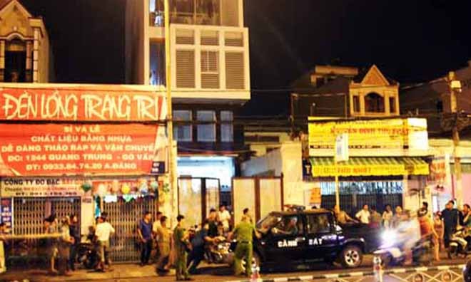 Bắt nghi can vụ 'xác chết không đầu trong nhà nghỉ' Công an khám nghiệm hiện trường vào tối ngày 23/5.