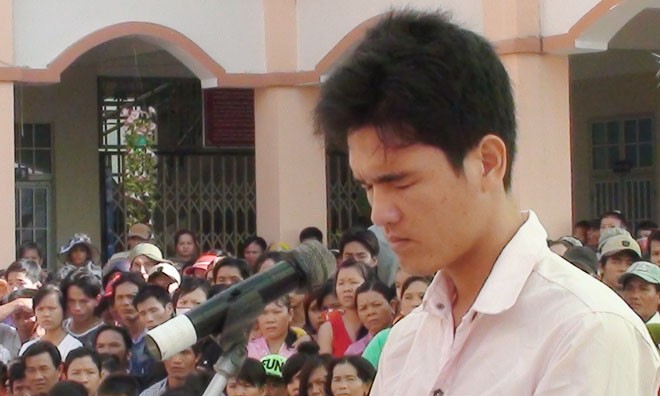 Ba năm tù cho kẻ kích động, đập phá xe cảnh sát Bị cáo Nghiêm nhận mức án 3 năm tù.