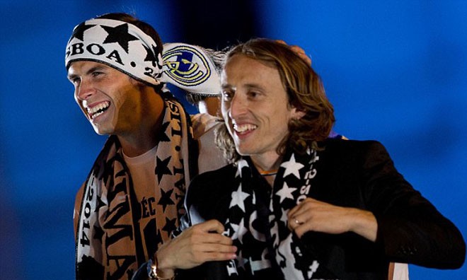 BẢN TIN Thể thao 19h: Real vô địch, Tottenham 'tiền rơi vào đầu' Theo điều khoản bán Modric và Bale cho Real, Tottenham sẽ nhận ngay 20 triệu bảng từ Kền kền trắng trong trường hợp hai cầu thủ này giúp đội quân Hoàng gia vô địch Champions League.