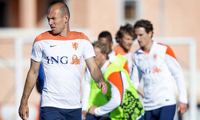 BẢN TIN Thể thao 7H: Robben thẳng thừng từ chối M.U Trong bài phỏng vấn trên De Telegraaf, tiền vệ Arjen Robben thẳng thừng tuyên bố anh không có ý định gia nhập M.U như những tin đồn gần đây.