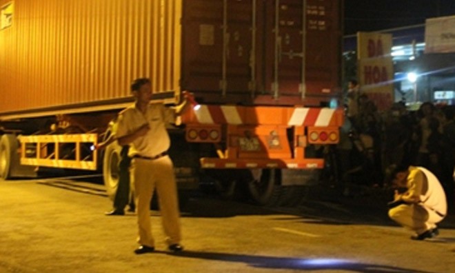 Người đàn ông chết thảm dưới gầm container Hiện trường vụ tai nạn.