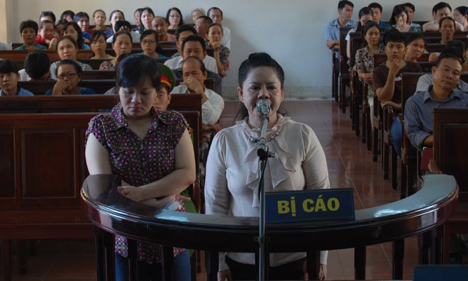 32 năm tù cho hai cựu sĩ quan công an tham ô tiền tỷ Lê Thị Tuyết Lan Anh (bên trái) và Trần Thị Minh Thu tại phiên tòa.