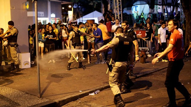 Hai cảnh sát Brazil bị hooligan Đức bắn chết Cảnh sát Brazil trấn áp những kẻ quá khích sau trận Đức-Brazil.
