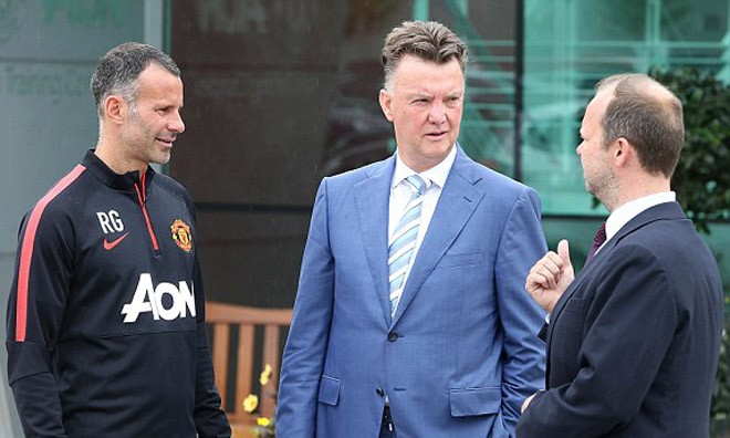 Ra mắt 'Quỷ đỏ', Van Gaal bị đàm tiếu vì mặc... áo xanh Van Gaal trong ngày đầu có mặt tại Carrington