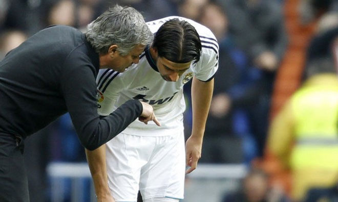 Mourinho tính 'cướp' Khedira trước mũi Arsenal Mourinho muốn cướp Khedira trước mũi Arsenal.
