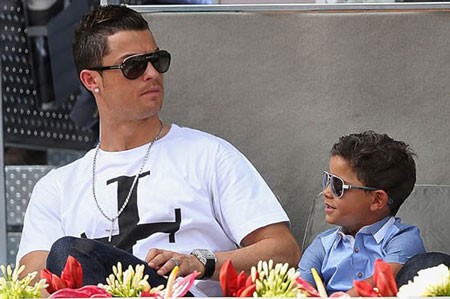 Con trai Ronaldo không biết mẹ là ai Con trai Ronaldo không biết mẹ là ai