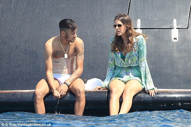 Neymar nhờ 'thần y' chữa chấn thương Neymar tắm biển cùng bạn gái Bruna Marquezine.
