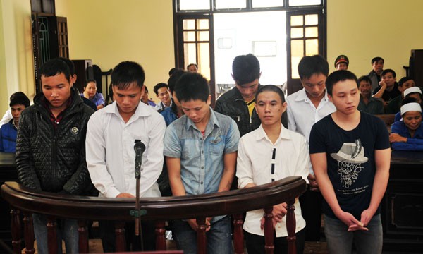 Lĩnh án vì đốt và đập phá 12 xe máy của công an Các bị cáo tại phiên tòa.