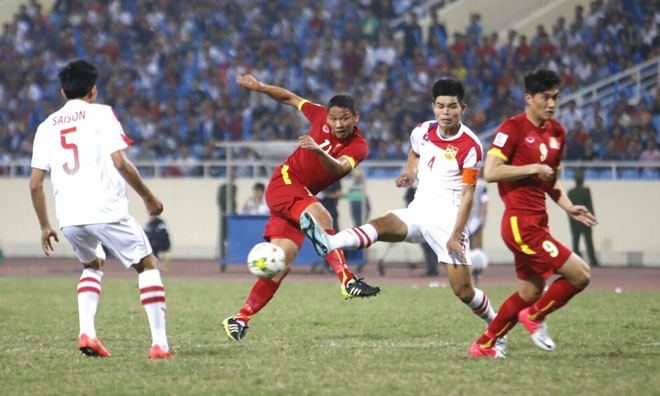 Việt Nam vs Lào (3-0): Mở toang cửa bán kết Tuyển Việt Nam chơi lấn lướt đối phương. Ảnh: Như Ý.
