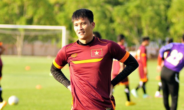 Công Vinh sốc khi không được đá chính Công Vinh sốc khi không được đá chính