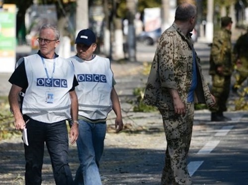 OSCE không thấy xe tăng, tên lửa Nga vượt biên giới Ukraine Các quan sát viên OSCE làm nhiệm vụ.