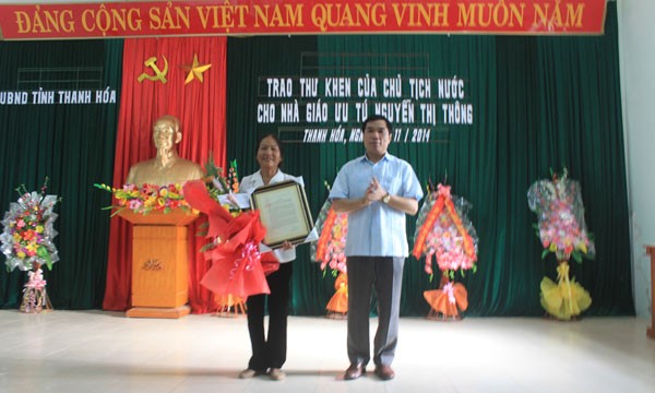 Cô giáo vùng biển nhận thư khen của Chủ tịch nước Trao thư khen của Chủ tịch nước Trương Tấn Sang cho cô giáo Nguyễn Thị Thông. Ảnh: Hoàng Lam