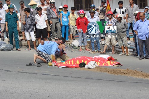 Xé lòng cảnh chồng ôm thi thể vợ gào khóc giữa đường Chứng kiến hình ảnh này nhiều người không cầm được nước mắt.