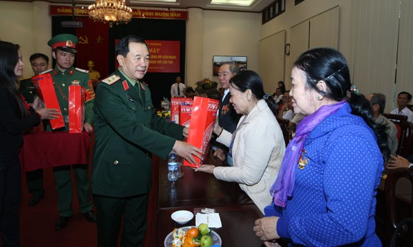 Bộ Quốc phòng gặp mặt người có công với cách mạng Trung tướng Mai Quang Phấn thăm hỏi và chuyển quà Bộ Quốc phòng tặng các đại biểu người có công với cách mạng tỉnh Kiên Giang và thành phố Cần Thơ.
