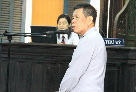 Chích điện người tình rồi thả xác xuống kênh phi tang Bị cáo Chính tại tòa.