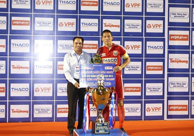 Anh Đức và duyên ở đất Thủ Dầu Một Anh Đức giành giải Cầu thủ xuất sắc nhất trận Siêu Cup. Ảnh: Như Ý