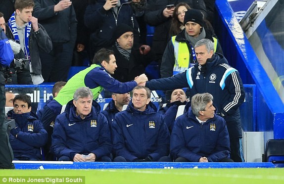 CĐV Chelsea uất ức coi Lampard là 'kẻ phản bội' Lampard bắt tay với Mourinho ở trận đấu đêm qua giữa Chelsea và Man City.