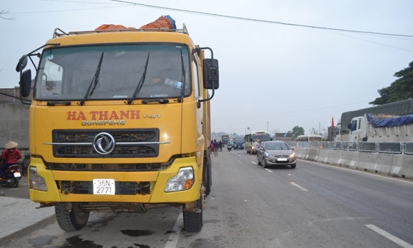 Bé gái chết thảm dưới bánh xe tải Chiếc xe tải trong vụ tai nạn.