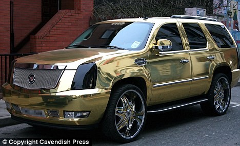 Những chiếc xe siêu kỳ quặc của làng bóng Anh Chiếc Cadillac Escalade hầm hố của El-Hadji Diouf được mạ vàng toàn bộ phần ngoài