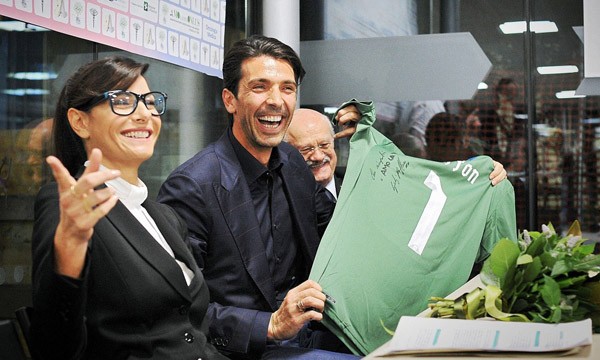 Thủ môn Buffon và nhân tình làm hàng xóm 'điếc tai' Buffon và Ilaria