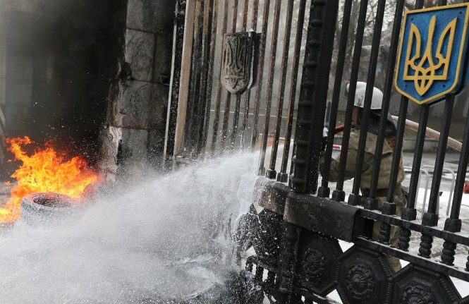 Người biểu tình đụng độ với cảnh sát ở tòa thị chính Kiev Người biểu tình đụng độ với cảnh sát ở tòa thị chính Kiev