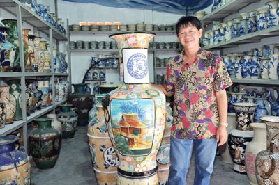 Nhìn gần 'Vua gốm sứ' Sài Gòn Nhà sưu tầm Đinh Công Tường - Kỷ lục Việt Nam với Bộ sưu tập lộc bình xưa cổ có số lượng nhiều nhất Việt Nam.