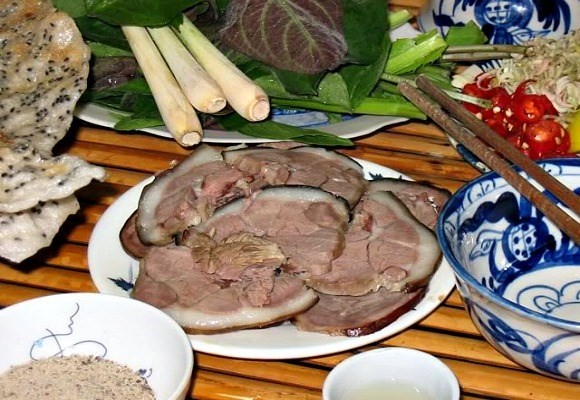 Chuyện cả làng ăn thịt chó ngày Tết ở Hà Nội Đối với người dân thôn Yên Trường trong bữa cơm ngày mồng 4 tết nhà nào cũng phải có thịt chó, ít thì vài chục cân nhiều có khi lên đến vài tạ