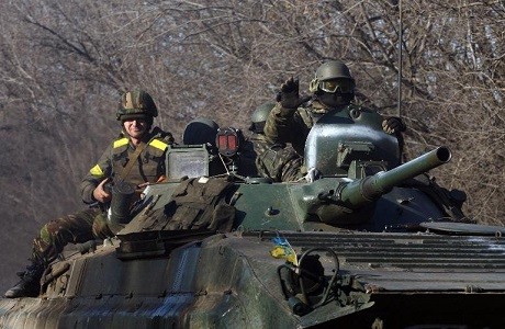Nga nói gì về điều kiện rút vũ khí hạng nặng của Ukraine? Các quân nhân Ukraine trên xe bọc thép chở lính tại vùng Donetsk, đông Ukraine hôm 22/2.
