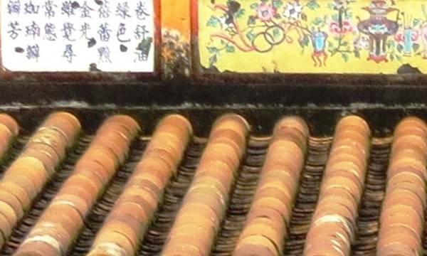 Độc đáo thơ văn trên kiến trúc cung đình Huế Hệ thống thơ văn trên kiến trúc cung đình Huế là loại hình di sản độc đáo, hiếm gặp trên thế giới. Ảnh: Ngọc Văn