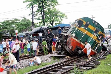 Va chạm với tàu hỏa, xe tải bị đâm nát đầu ở Thái Nguyên Hiện trường vụ tai nạn.