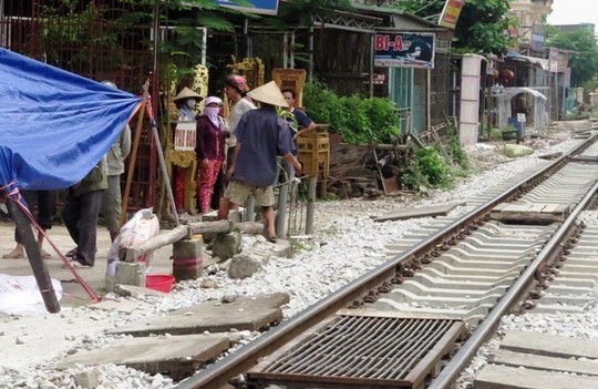 Tàu hỏa tông chết 2 người đàn ông nói chuyện sát đường ray Hiện trường nơi 2 người đàn ông bị tàu hỏa tông chết