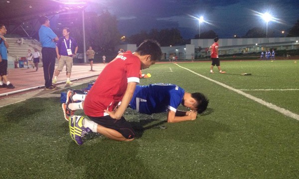 U23 Việt Nam thiếu quân trong buổi tập đầu tiên ở Singapore Văn Toàn bị đau nhẹ.