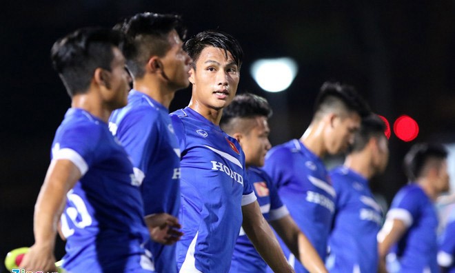 Thầy trò Miura nếm mùi sân cỏ nhân tạo Không khí trên sân tập của U23 Việt Nam khá sôi nổi và thoải mái. Ảnh: Zing
