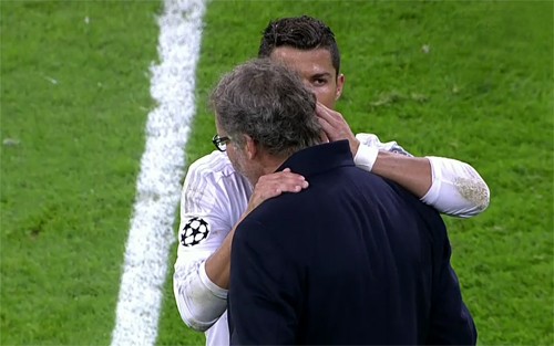 Real sẵn sàng bán Ronaldo với giá 122 triệu đô Ronaldo và HLV của PSG, Laurent Blanc nói chuyện với nhau trong trận đấu tại Champions League mới đây. Ảnh: Reuters
