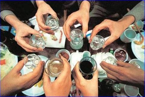 Hãi hùng phát hiện người chết trên đường vào sáng mùng 1 Tết Ngày Tết uống rượu không kiểm soát dễ dẫn đến tử vong - Ảnh minh họa