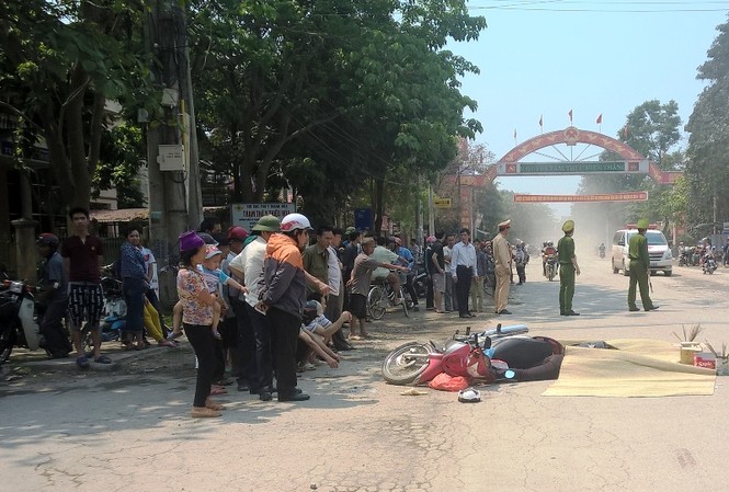 Thương tâm cảnh hai mẹ con tử vong dưới bánh xe tải Hiện trường vụ tai nạn thương tâm