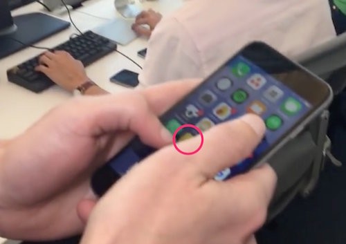 Mark Zuckerberg dùng phiên bản Facebook kỳ lạ Trên iPhone của CEO Facebook có một phiên bản màu vàng.