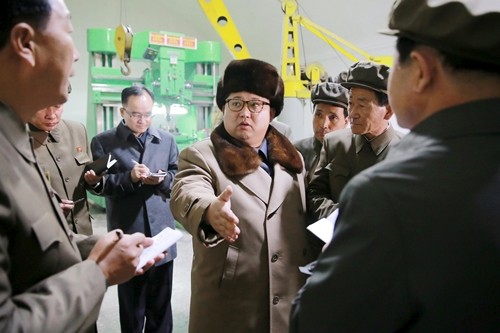 Triều Tiên nói phát triển vũ khí hạt nhân để tự vệ trước Mỹ Nhà lãnh đạo Triều Tiên Kim Jong-un (giữa) phát biểu trong chuyến thăm nhà máy Sinhung, Bình Nhưỡng, ngày 1/4.