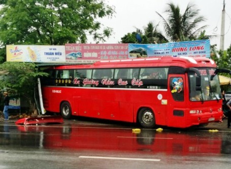 Kinh hãi cảnh xe khách bất ngờ lao vào nhà dân Hiện trường vụ tai nạn