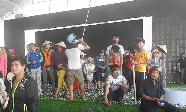 Tưởng dự án du lịch gây ô nhiễm, dân 'đại náo' lễ khởi công Người dân tụ tập trên sân khấu của buổi lễ khởi công