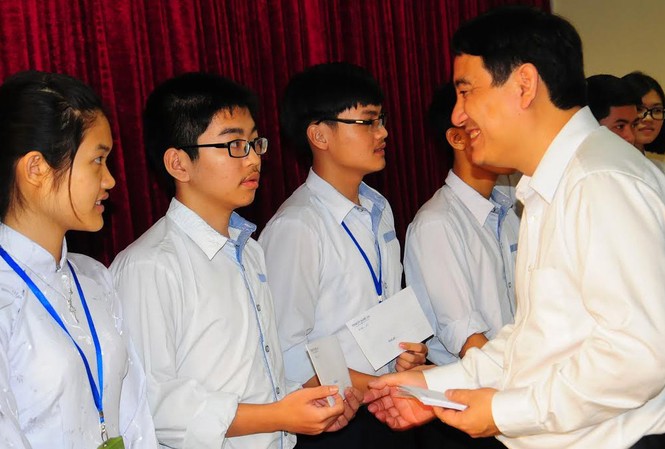 Bí thư Tỉnh ủy Nghệ An tặng quà học sinh giỏi Bí thư Tỉnh ủy Nghệ An Nguyễn Đắc Vinh tặng quà các em học sinh giỏi quốc gia.