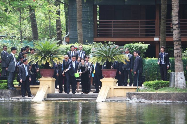 Tổng thống Mỹ cho cá ăn tại ao cá Bác Hồ Ông Obama và bà Kim Ngân đã cùng cho cá ăn tại ao cá Bác Hồ. Ảnh: Dân Trí.