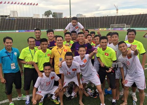 U16 Việt Nam thắng đậm Myanmar ở giải Đông Nam Á Thầy trò HLV Đinh Thế Nam ăn mừng chiến thắng đậm trước U16 Myanmar. Ảnh: Lưu Danh Minh