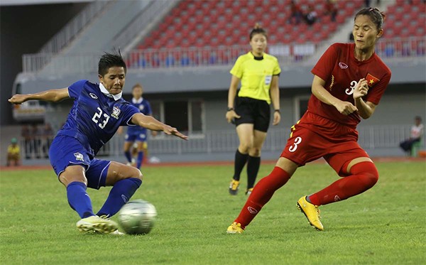 Thua 'đấu súng', tuyển nữ Việt Nam mất ngôi vô địch Đông Nam Á Thái Lan (áo xanh) đánh bại Việt Nam để lần thứ 3 vô địch Đông Nam Á. Ảnh: Vnexpress