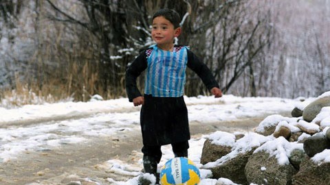 CĐV nhí nổi tiếng của Messi bị khủng bố Cuộc sống của gia đình Murtaza bị đảo lộn từ khi nhận quà của Messi